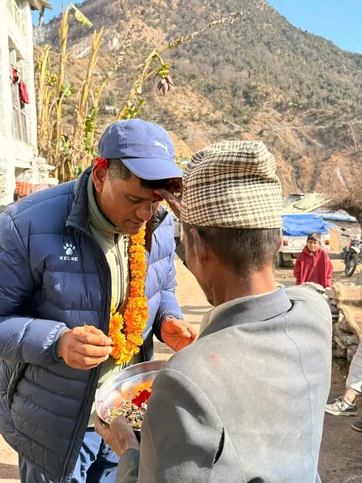 घरदैलो अभियानमा व्यस्त एमालेका  बाजुरा उम्मेदवार